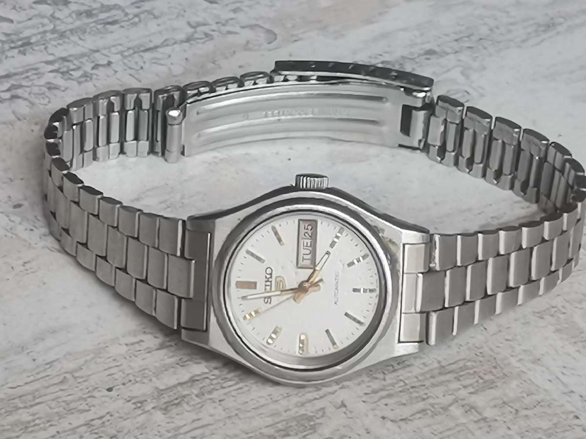 LADIES SEIKO 5 AUTOMATIC WATCH WITH DAY/DATE FUNCTION - WORKS WELL BUT NEED SERVICE