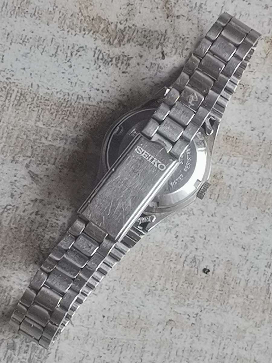 LADIES SEIKO 5 AUTOMATIC WATCH WITH DAY/DATE FUNCTION - WORKS WELL BUT NEED SERVICE