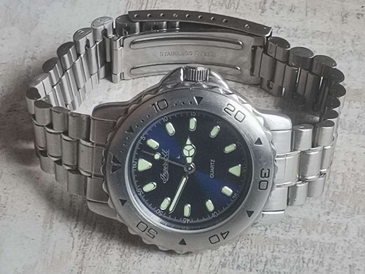 INGERSOL MENS WATCH WITH ROTATING BEZEL IN EXCELLENT WORKING CONDITION