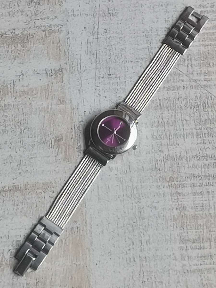 STYLISH LADIES QZ WATCH IN EXCELLENT WORKING CONDITION