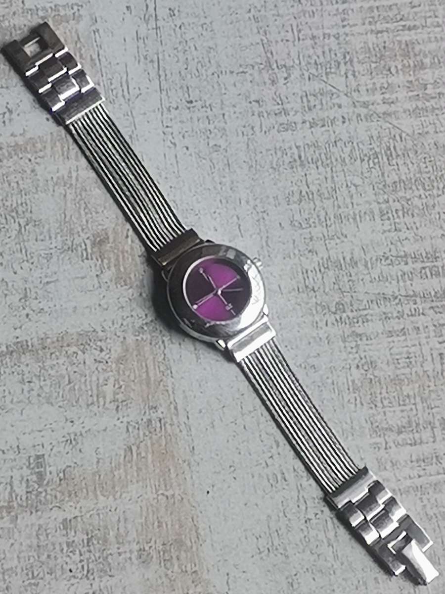 STYLISH LADIES QZ WATCH IN EXCELLENT WORKING CONDITION