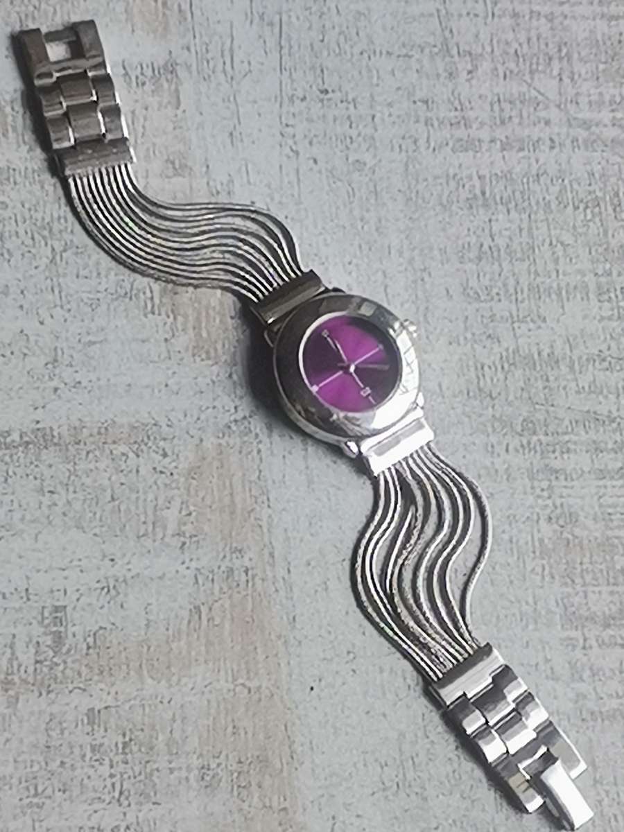 STYLISH LADIES QZ WATCH IN EXCELLENT WORKING CONDITION