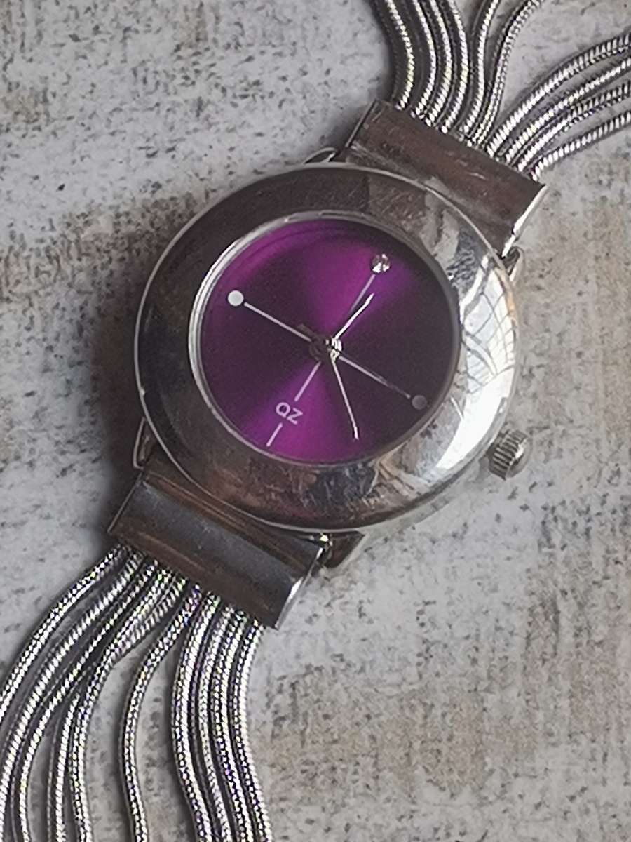 STYLISH LADIES QZ WATCH IN EXCELLENT WORKING CONDITION