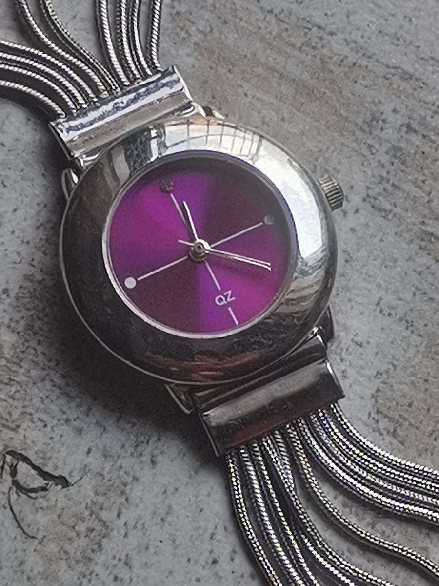 STYLISH LADIES QZ WATCH IN EXCELLENT WORKING CONDITION