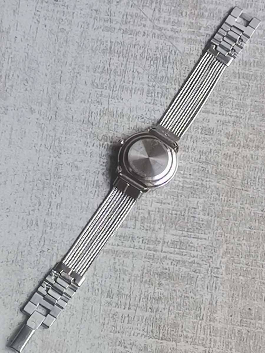 STYLISH LADIES QZ WATCH IN EXCELLENT WORKING CONDITION