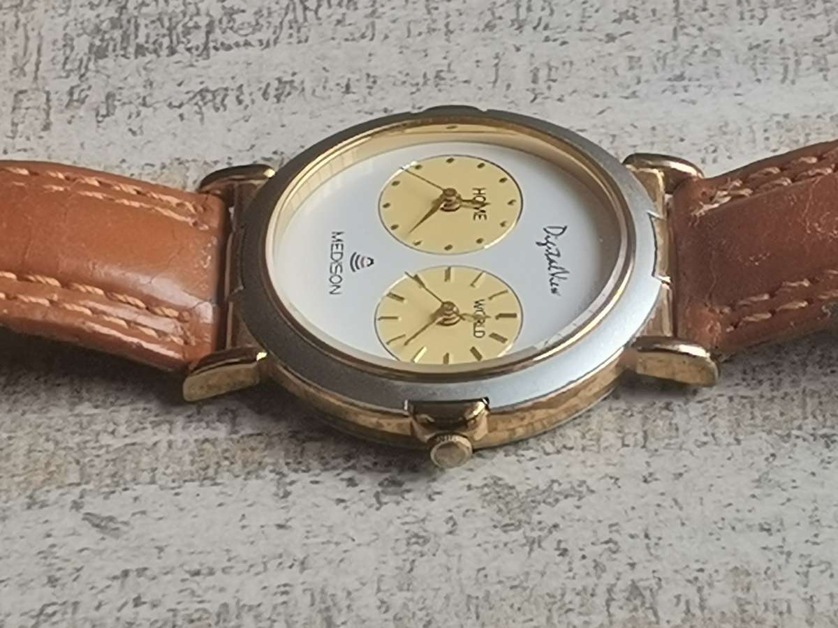 MENS DIGITAL VIEW DUAL TIME ZONE MENS WATCH IN EXCELLENT WORKING CONDITION