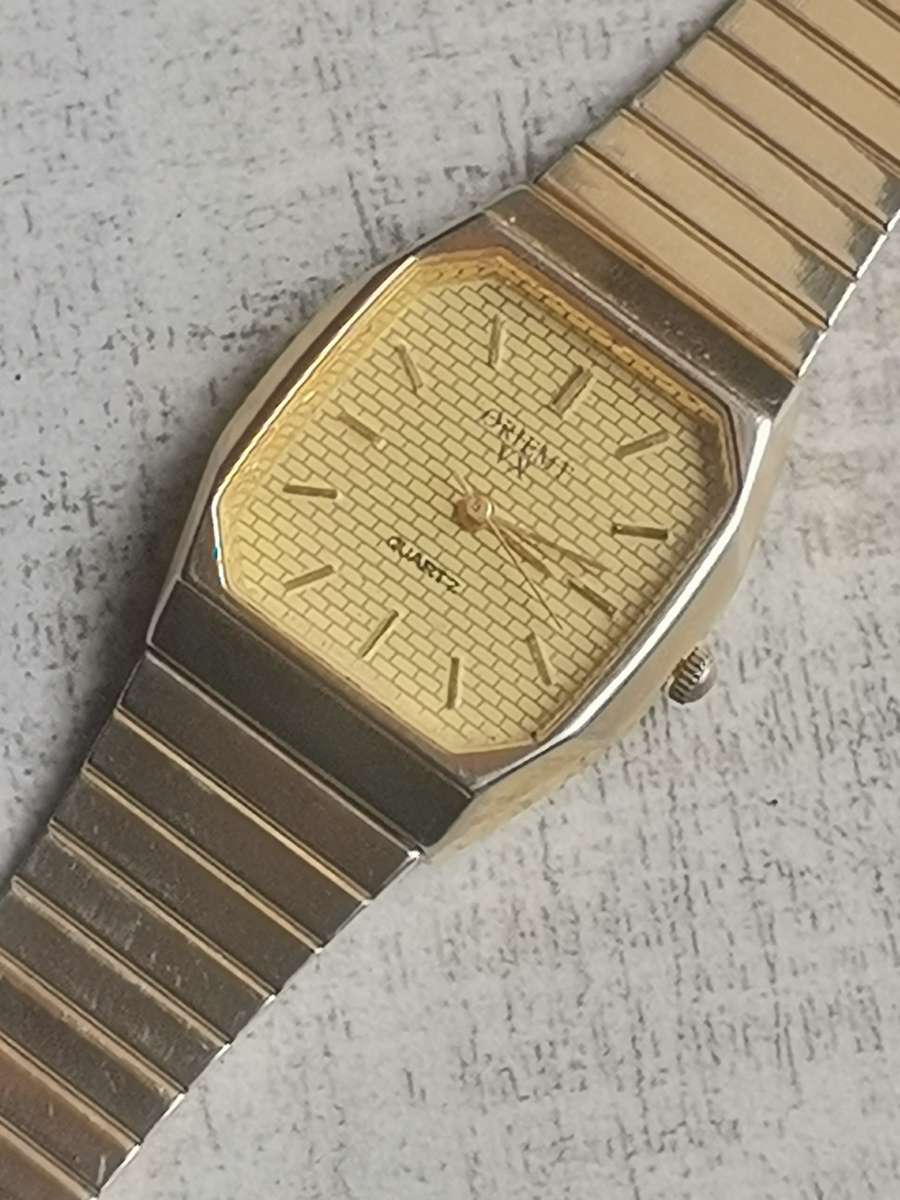 MENS GOLD QUARTZ WATCH IN EXCELLENT WORKING CONDITION