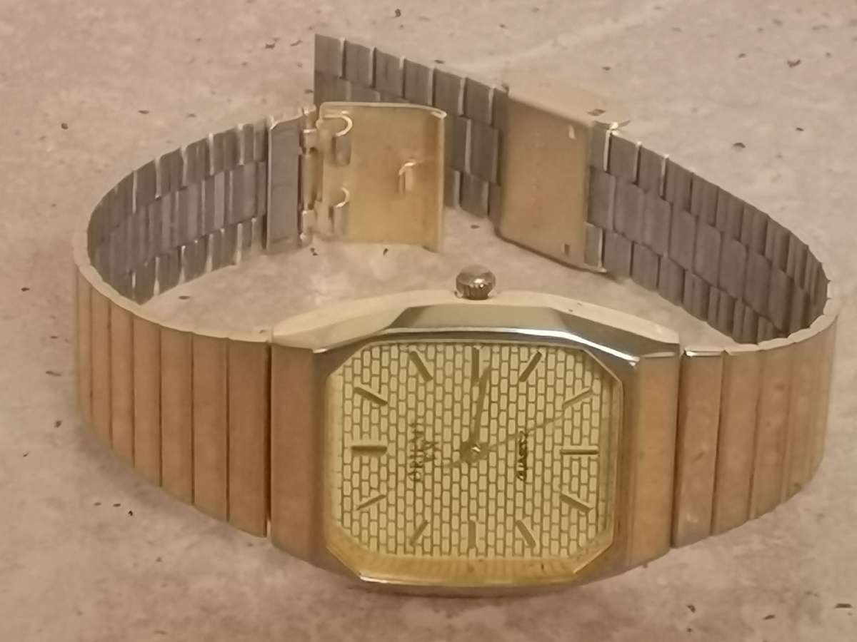 MENS GOLD QUARTZ WATCH IN EXCELLENT WORKING CONDITION