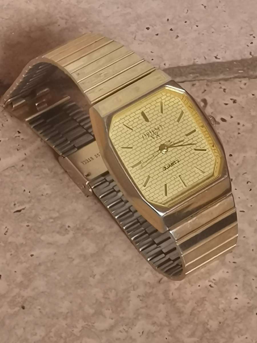 MENS GOLD QUARTZ WATCH IN EXCELLENT WORKING CONDITION