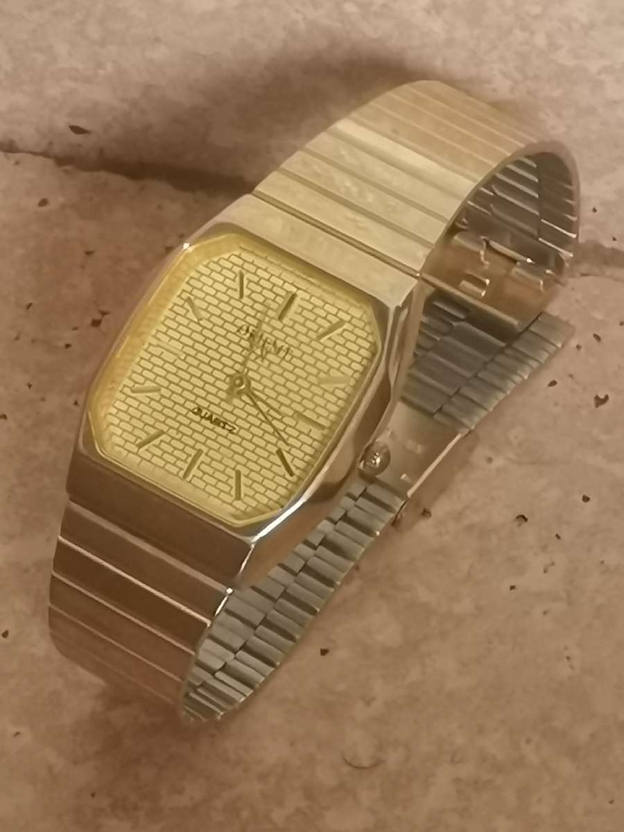 MENS GOLD QUARTZ WATCH IN EXCELLENT WORKING CONDITION