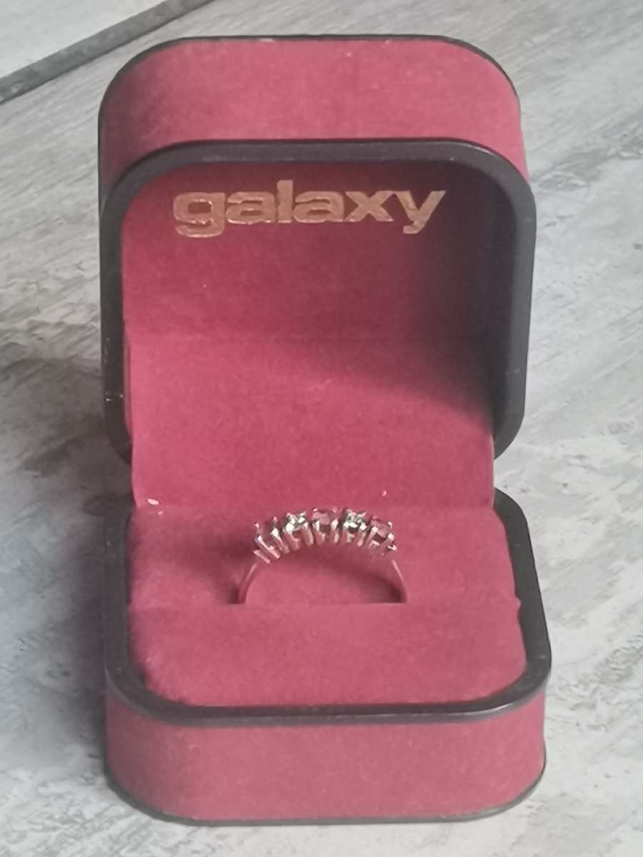 LADIES 9CT GOLD DIAMOND AND RUBY RING