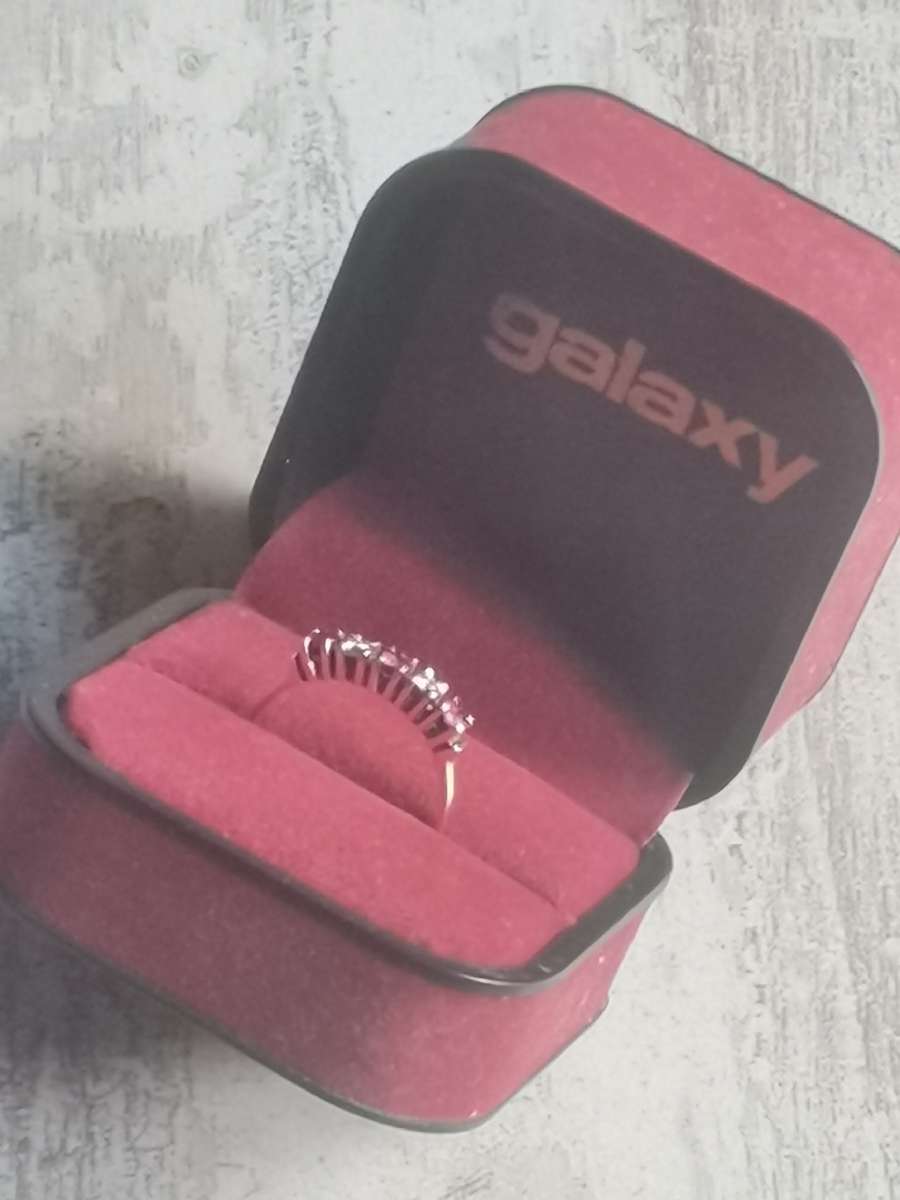 LADIES 9CT GOLD DIAMOND AND RUBY RING