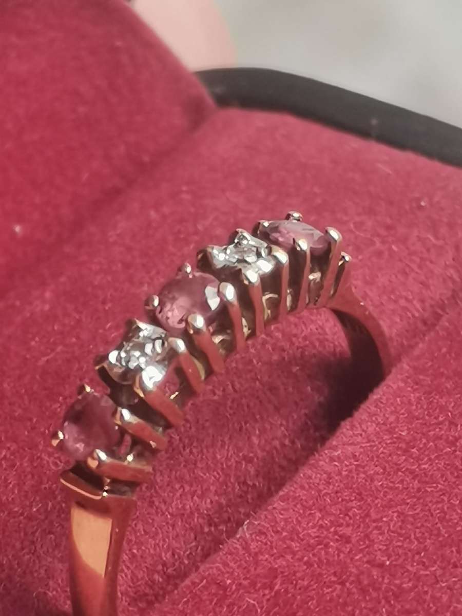 LADIES 9CT GOLD DIAMOND AND RUBY RING