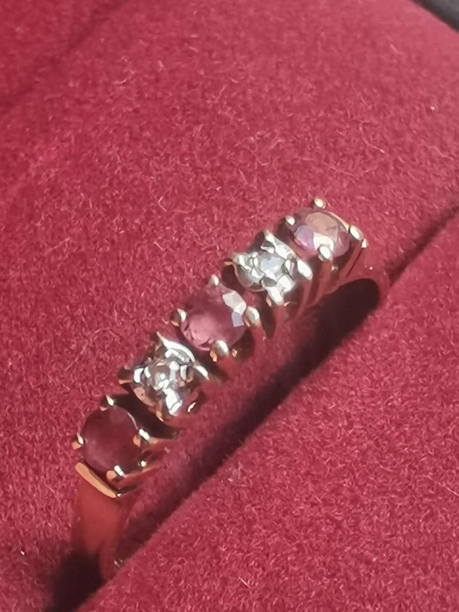 LADIES 9CT GOLD DIAMOND AND RUBY RING