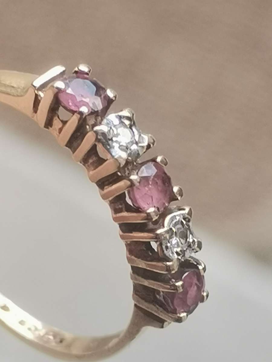 LADIES 9CT GOLD DIAMOND AND RUBY RING