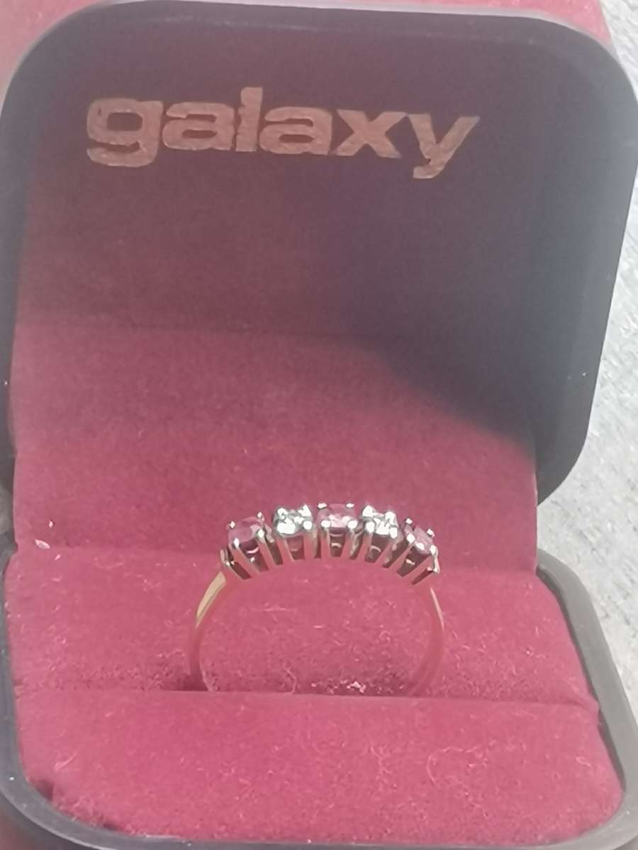 LADIES 9CT GOLD DIAMOND AND RUBY RING