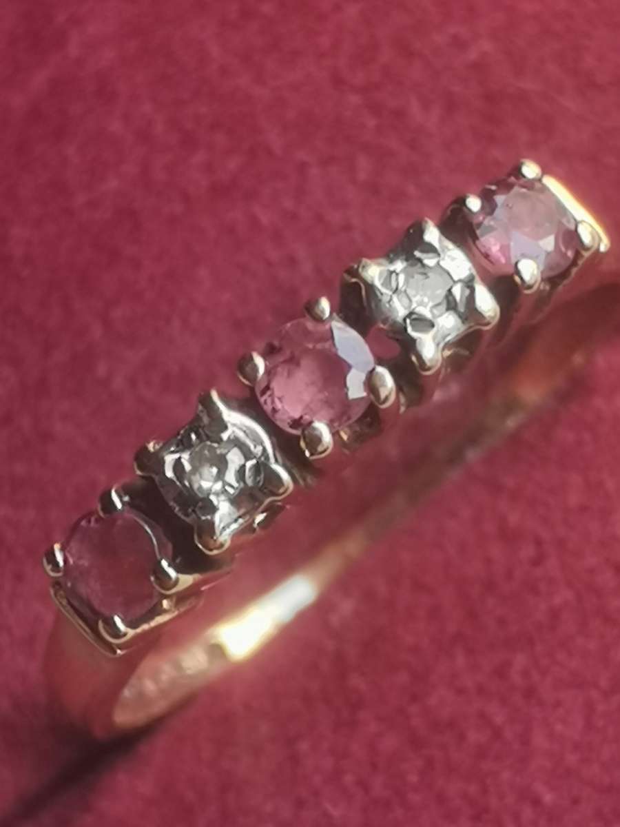 LADIES 9CT GOLD DIAMOND AND RUBY RING
