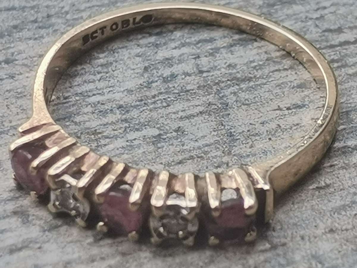 LADIES 9CT GOLD DIAMOND AND RUBY RING