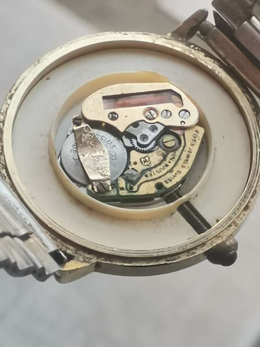 VINTAGE MENS GOLD LANCO GENEVE SWISS MADE QUARTZ WATCH - UNTESTED SELLING AS IS