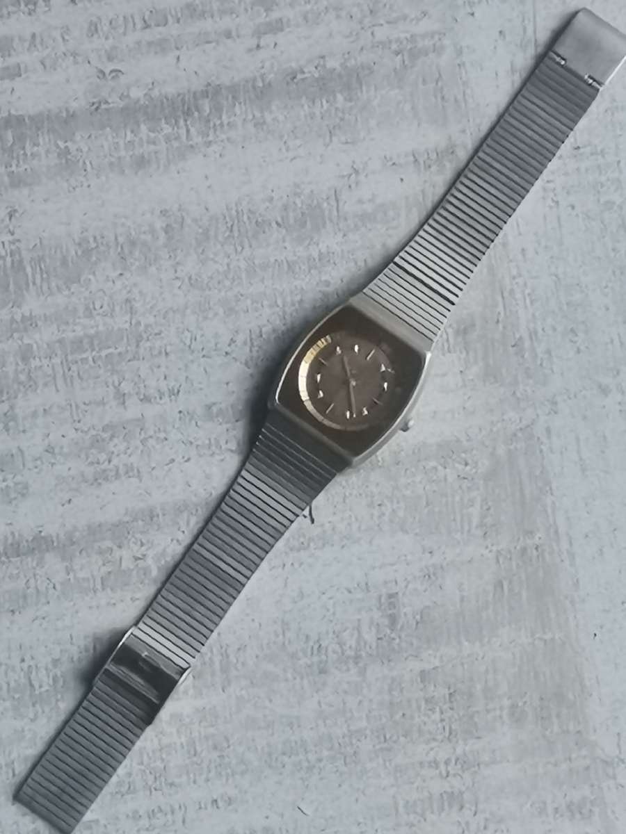 MENS VINTAGE GOLDEN PEARL QUARTZ WATCH IN EXCELLENT WORKING CONDITION