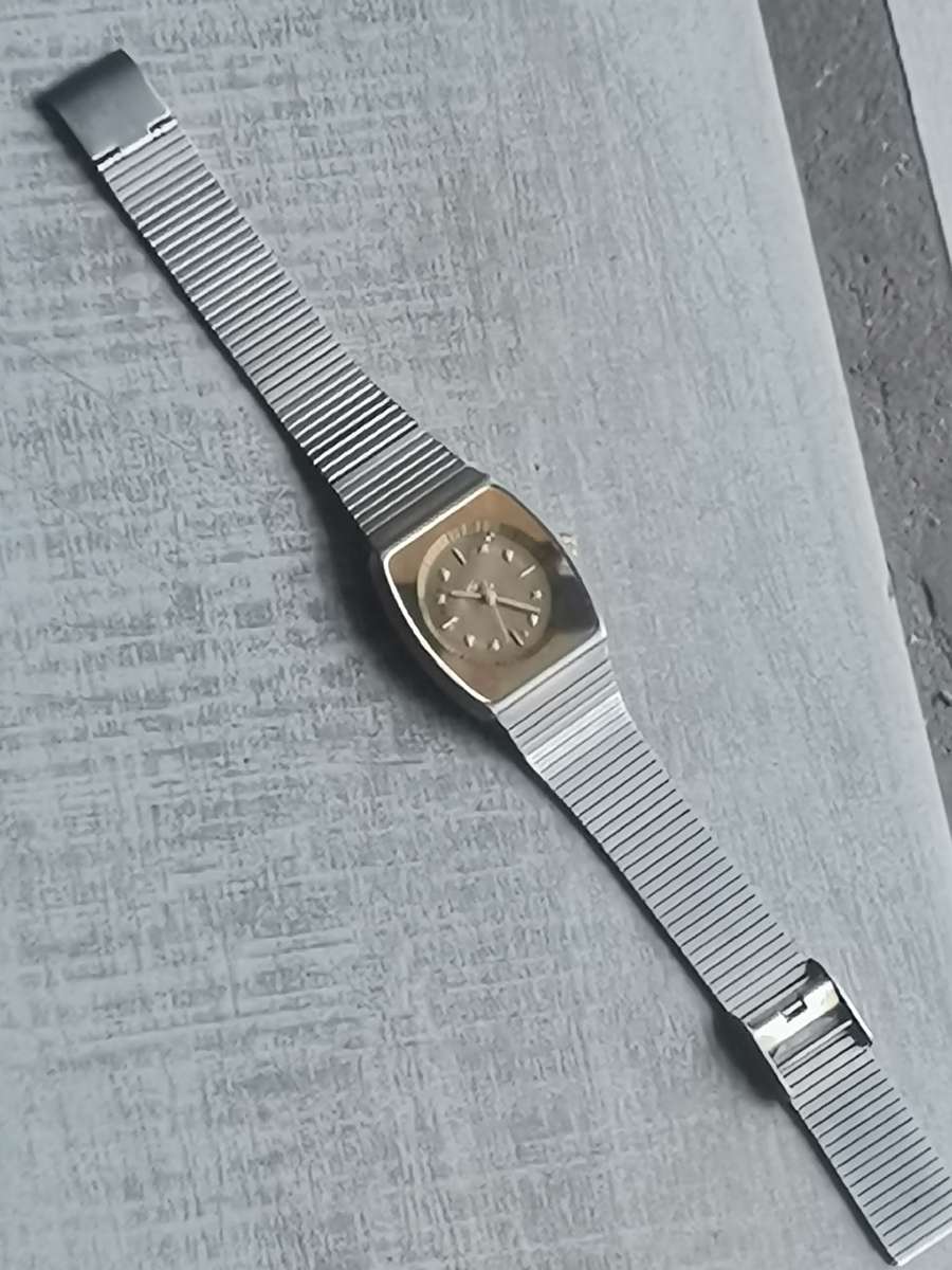 MENS VINTAGE GOLDEN PEARL QUARTZ WATCH IN EXCELLENT WORKING CONDITION