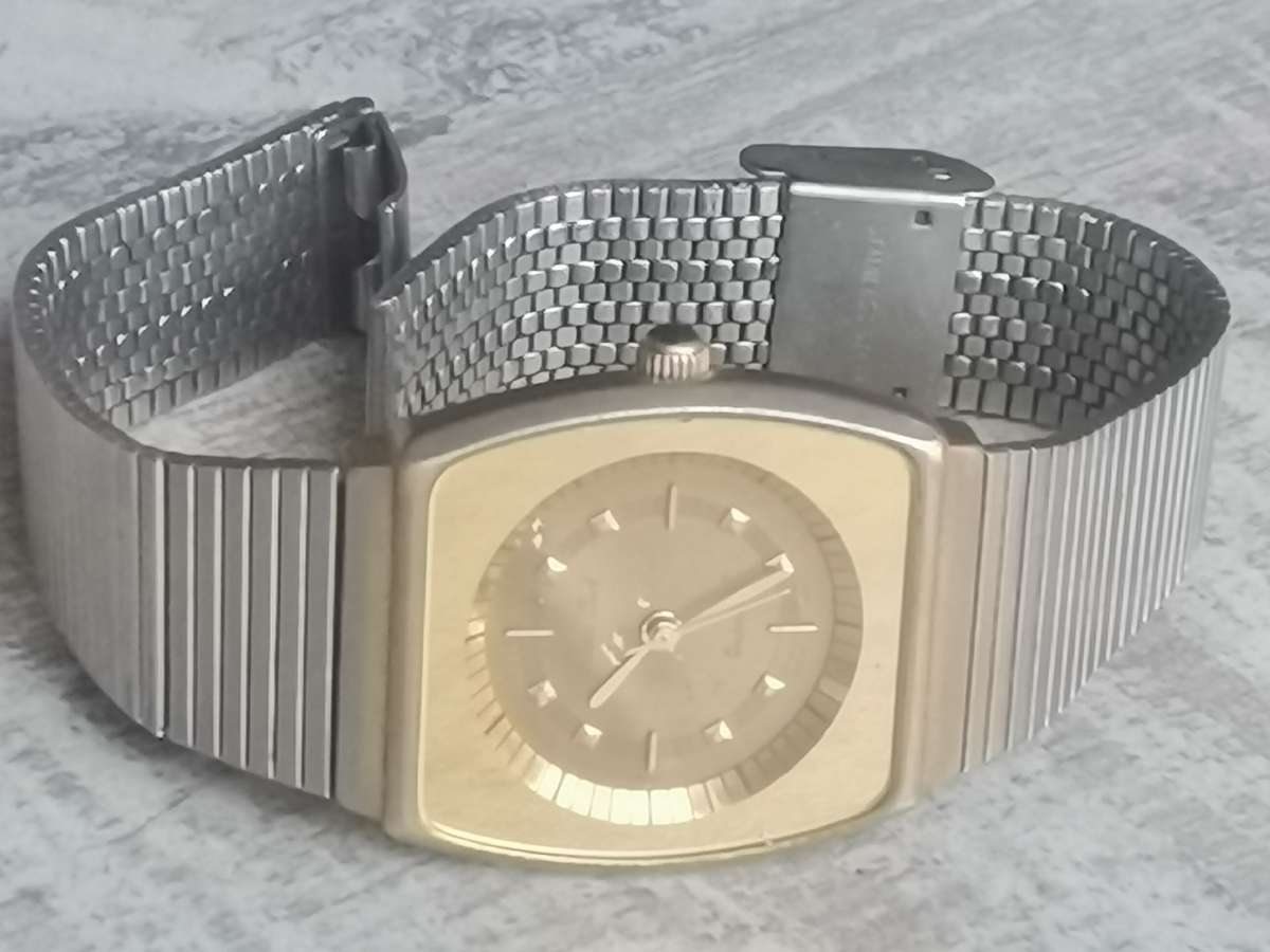 MENS VINTAGE GOLDEN PEARL QUARTZ WATCH IN EXCELLENT WORKING CONDITION