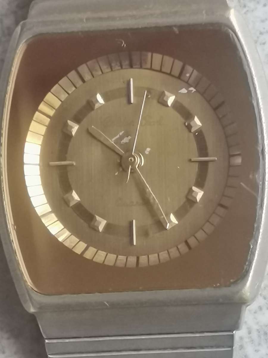 MENS VINTAGE GOLDEN PEARL QUARTZ WATCH IN EXCELLENT WORKING CONDITION