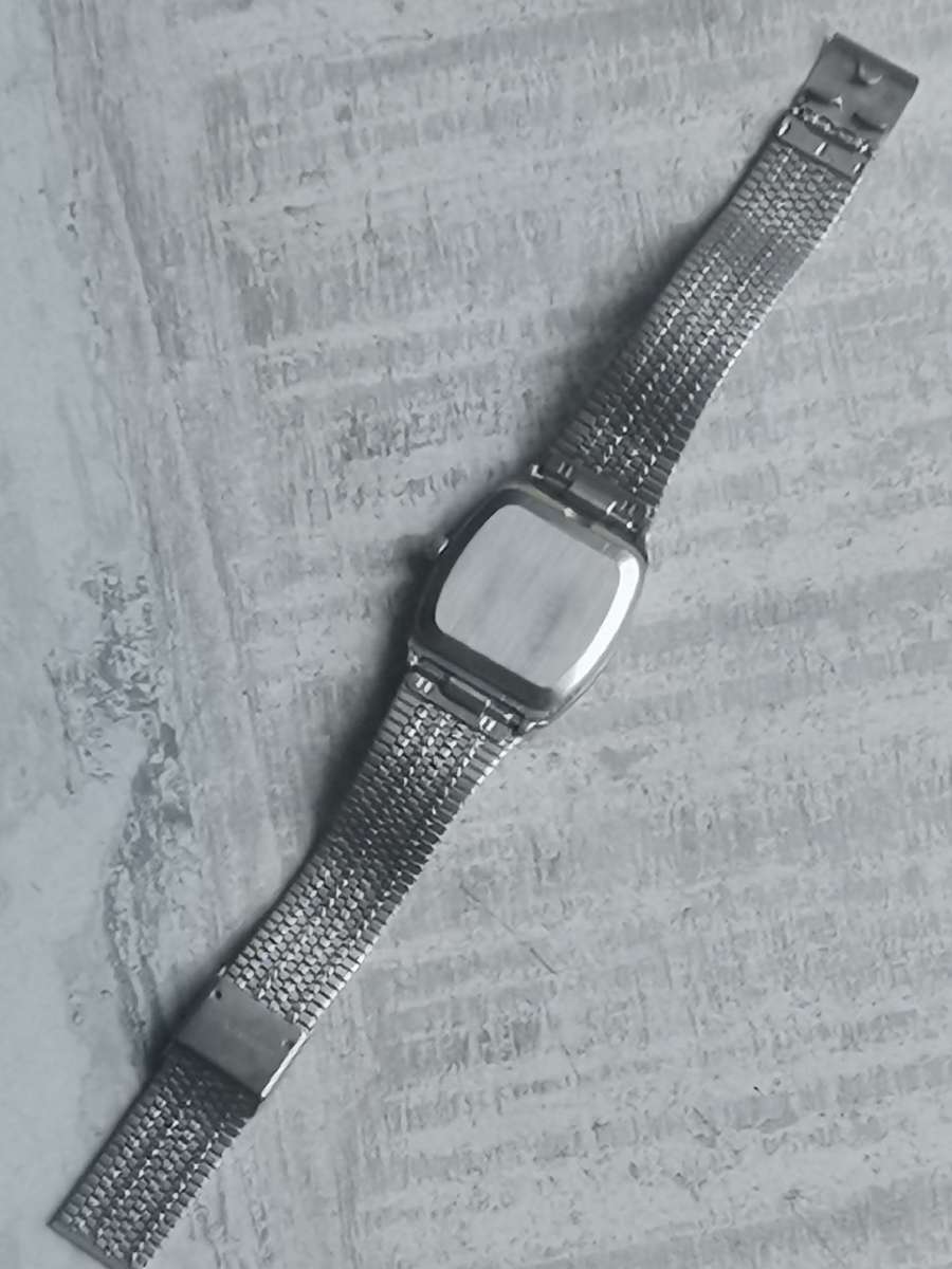 MENS VINTAGE GOLDEN PEARL QUARTZ WATCH IN EXCELLENT WORKING CONDITION