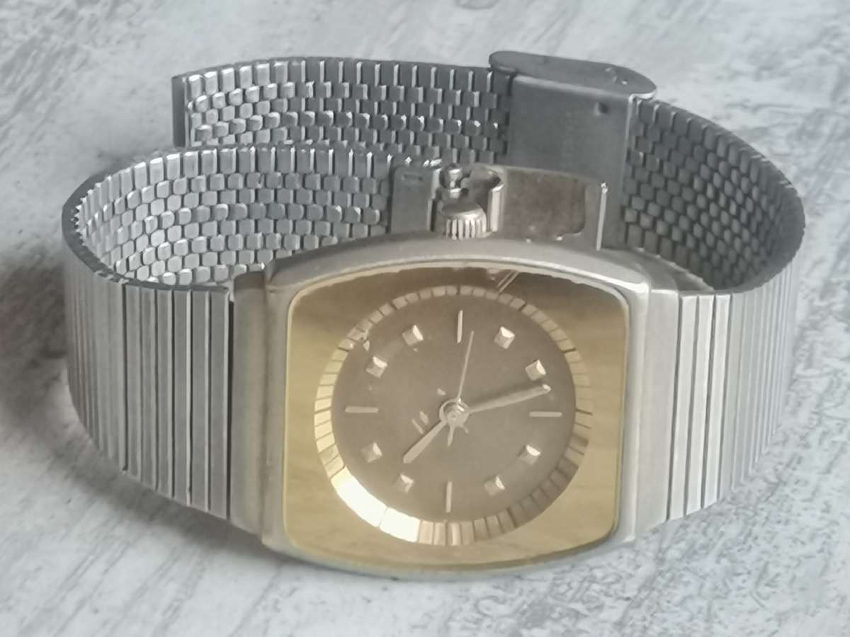 MENS VINTAGE GOLDEN PEARL QUARTZ WATCH IN EXCELLENT WORKING CONDITION