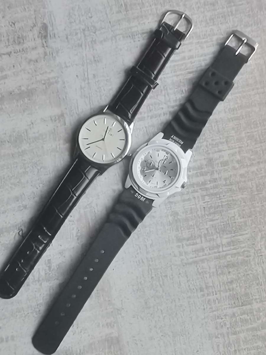 MENS INITIAL AND GEMIUS ARMY WATCH BOTH IN EXCELLENT WORKING CONDITION - BIDDING FOR BOTH