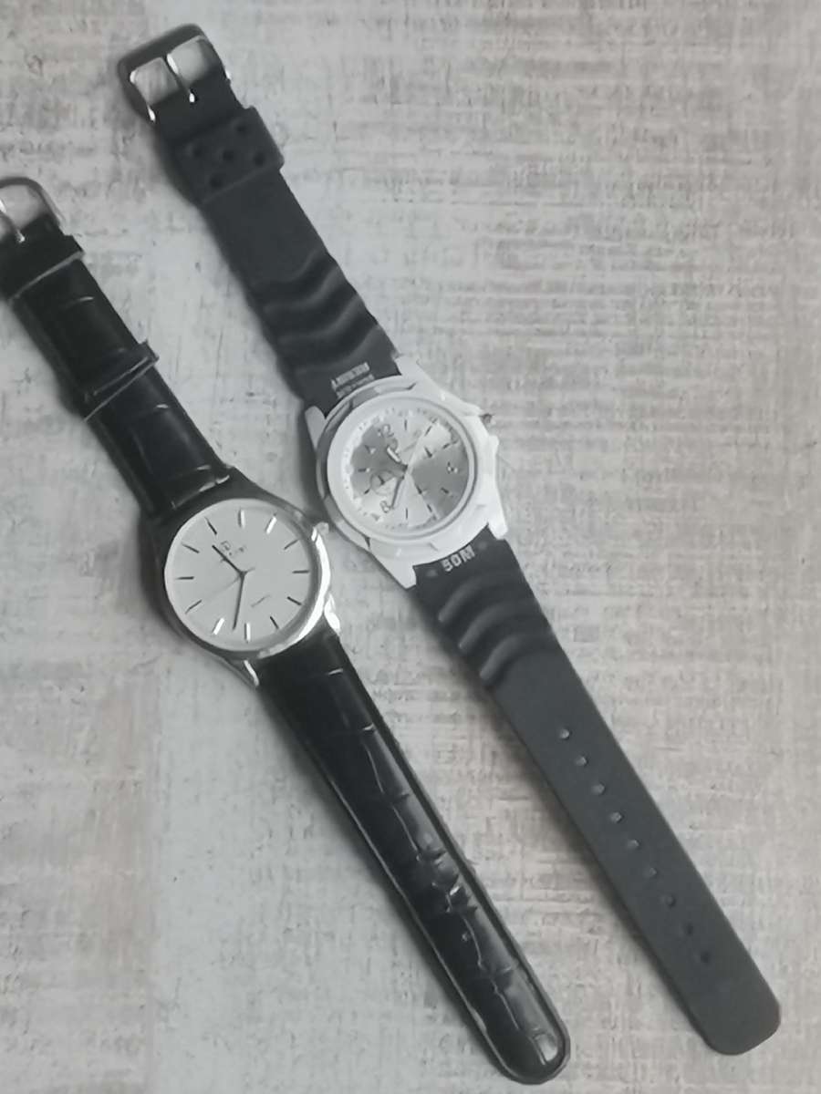 MENS INITIAL AND GEMIUS ARMY WATCH BOTH IN EXCELLENT WORKING CONDITION - BIDDING FOR BOTH