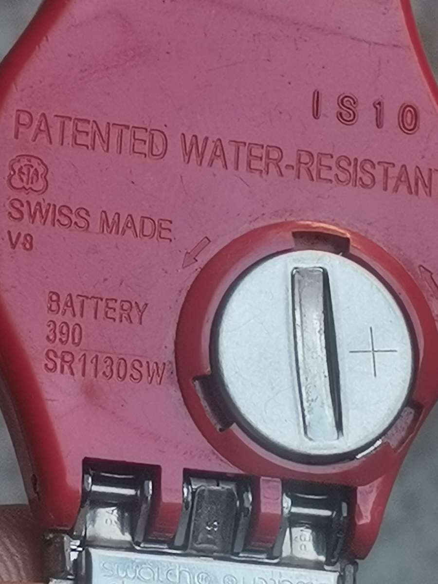 MENS RED SWATCH AG-2009 SWISS MADE WATCH IN EXCELLENT WORKING CONDITION