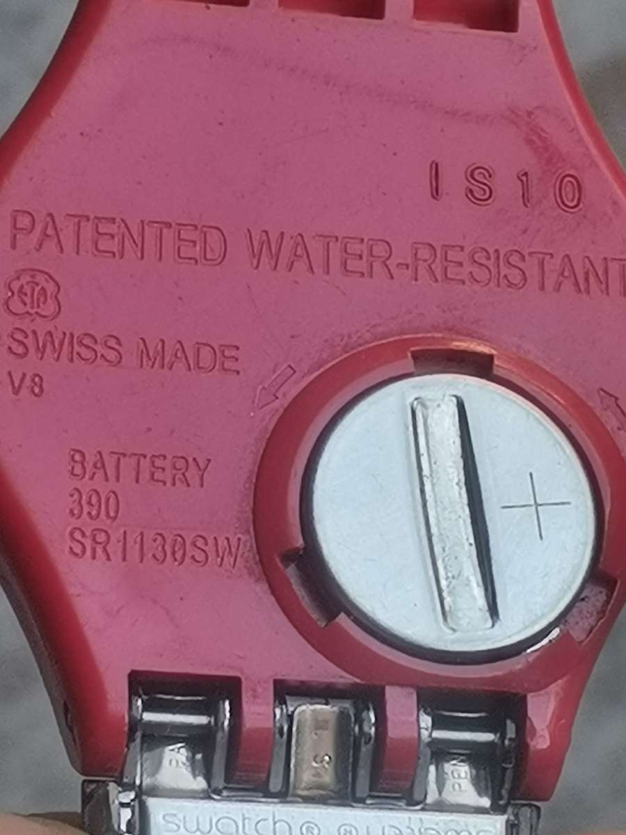 MENS RED SWATCH AG-2009 SWISS MADE WATCH IN EXCELLENT WORKING CONDITION