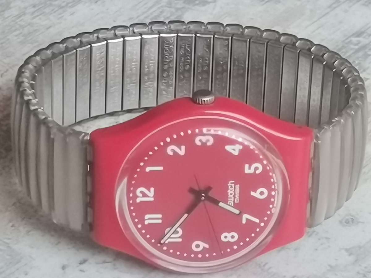 MENS RED SWATCH AG-2009 SWISS MADE WATCH IN EXCELLENT WORKING CONDITION