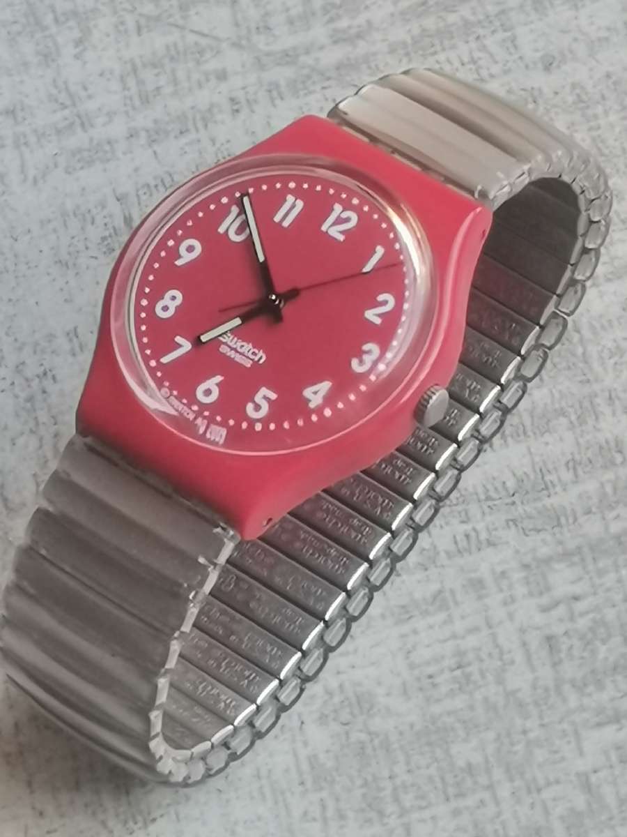 MENS RED SWATCH AG-2009 SWISS MADE WATCH IN EXCELLENT WORKING CONDITION