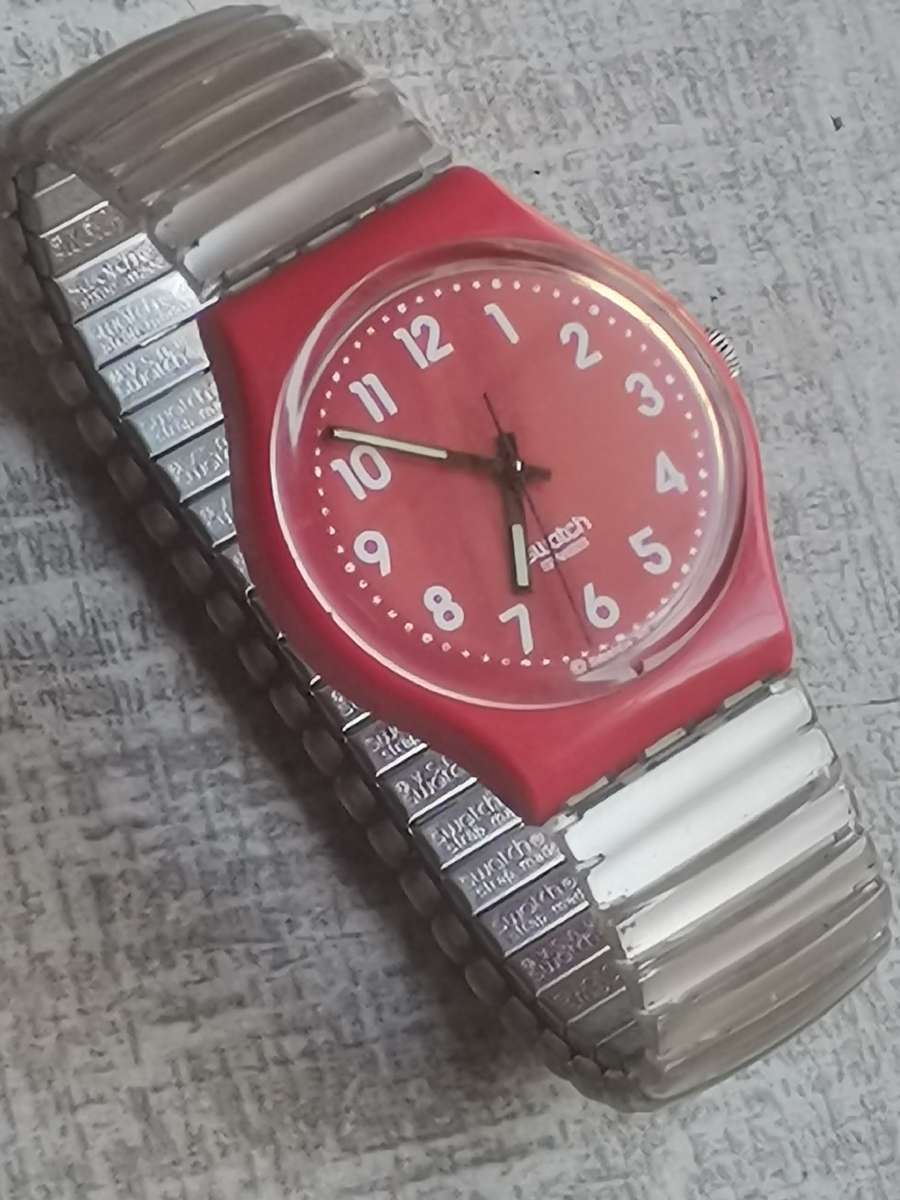 MENS RED SWATCH AG-2009 SWISS MADE WATCH IN EXCELLENT WORKING CONDITION