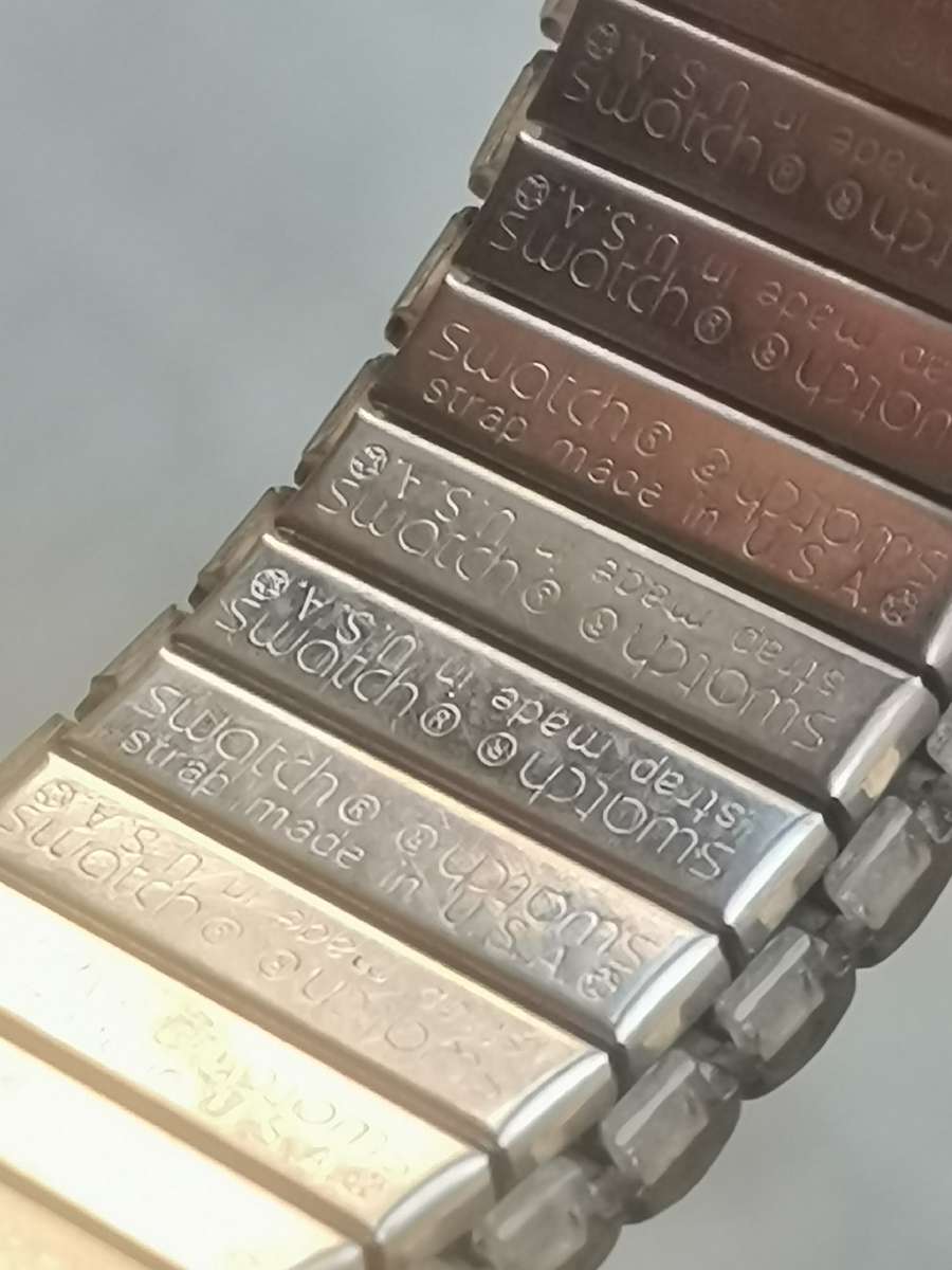 MENS RED SWATCH AG-2009 SWISS MADE WATCH IN EXCELLENT WORKING CONDITION