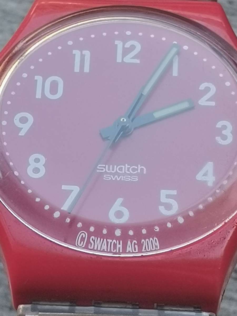 MENS RED SWATCH AG-2009 SWISS MADE WATCH IN EXCELLENT WORKING CONDITION