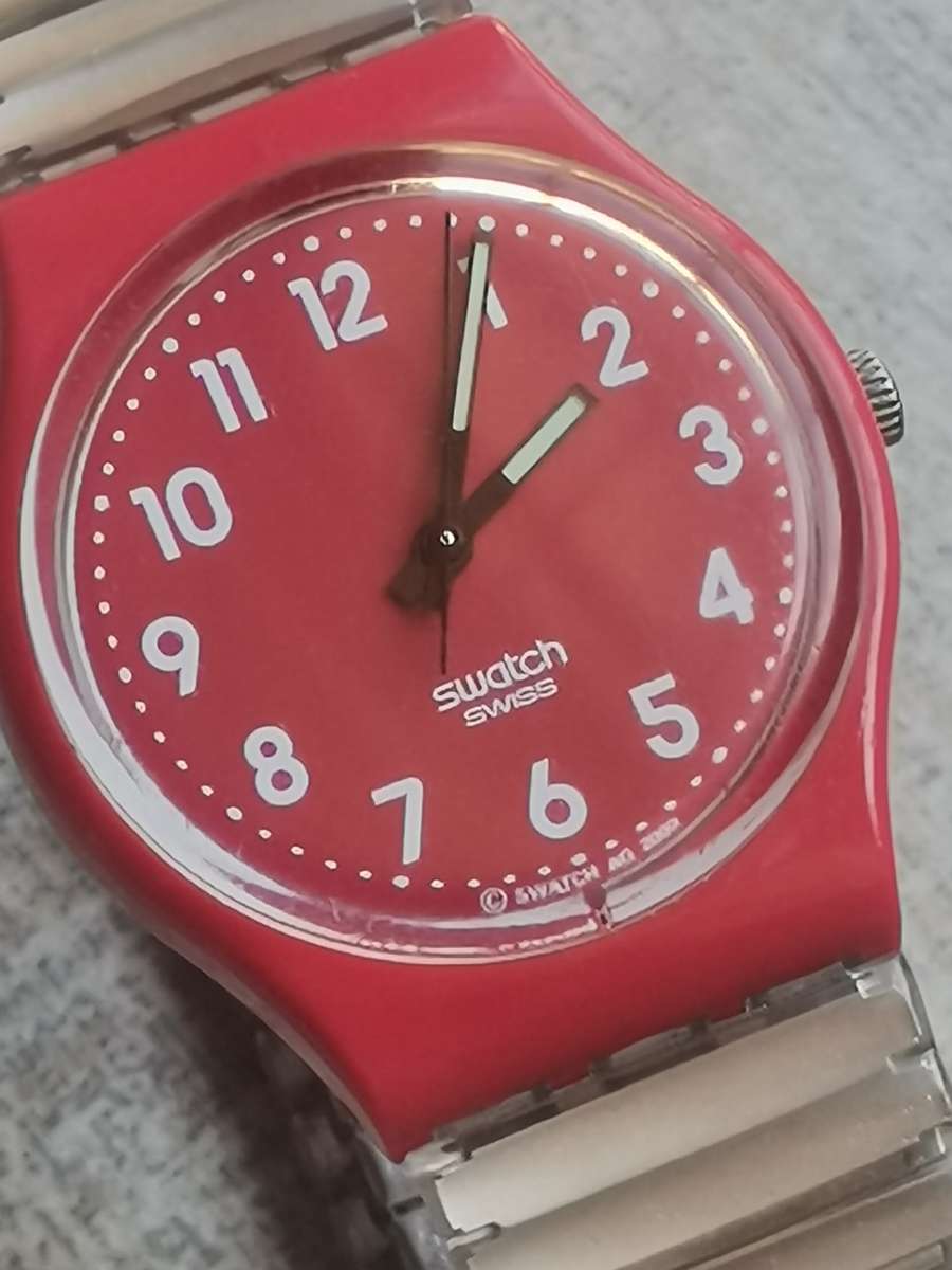 MENS RED SWATCH AG-2009 SWISS MADE WATCH IN EXCELLENT WORKING CONDITION