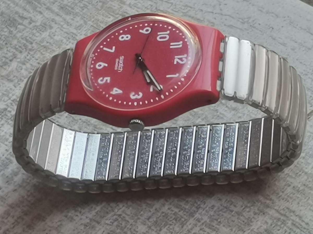 MENS RED SWATCH AG-2009 SWISS MADE WATCH IN EXCELLENT WORKING CONDITION