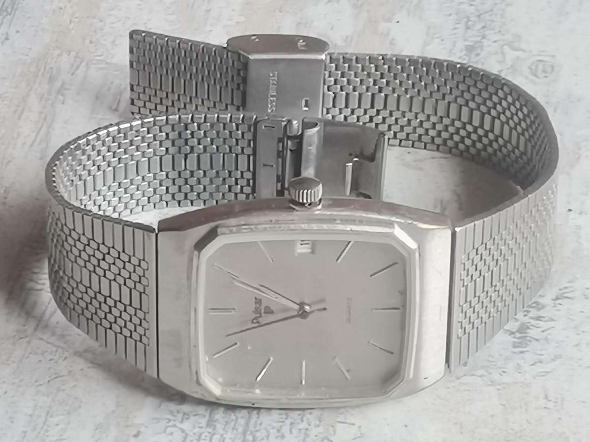 MENS VINTAGE PULSAR WATCH IN EXCELLENT WORKING CONDITION