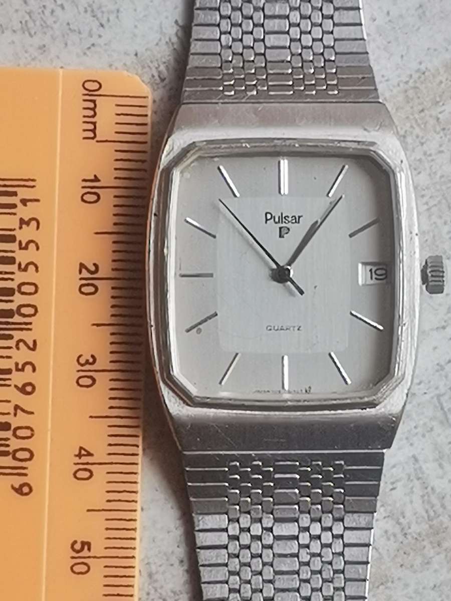 MENS VINTAGE PULSAR WATCH IN EXCELLENT WORKING CONDITION