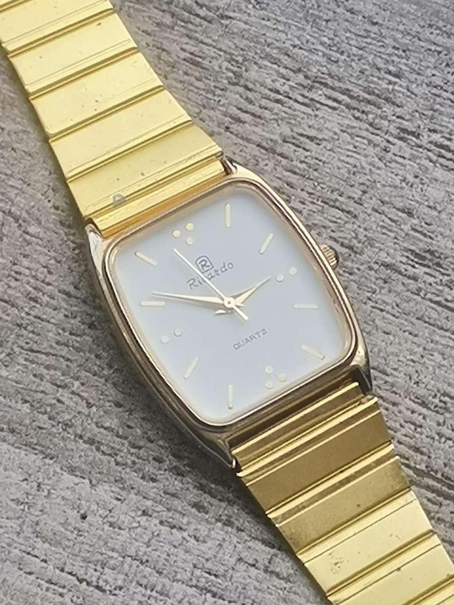 MENS GOLD RICARDO WATCH IN EXCELLENT WORKING CONDITION