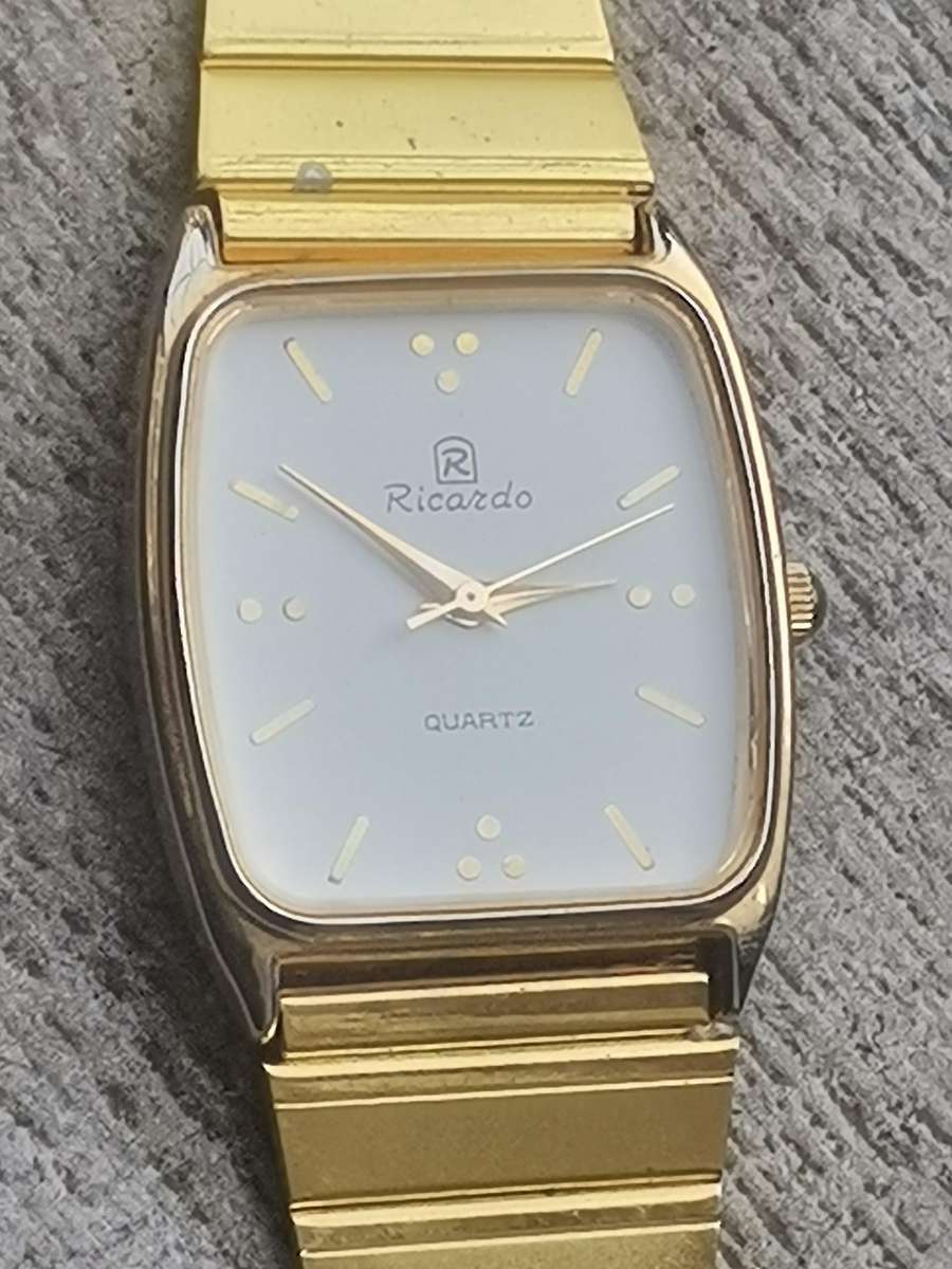 MENS GOLD RICARDO WATCH IN EXCELLENT WORKING CONDITION