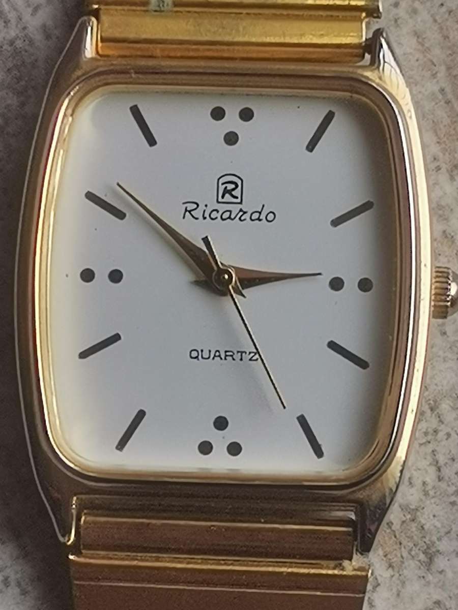 MENS GOLD RICARDO WATCH IN EXCELLENT WORKING CONDITION