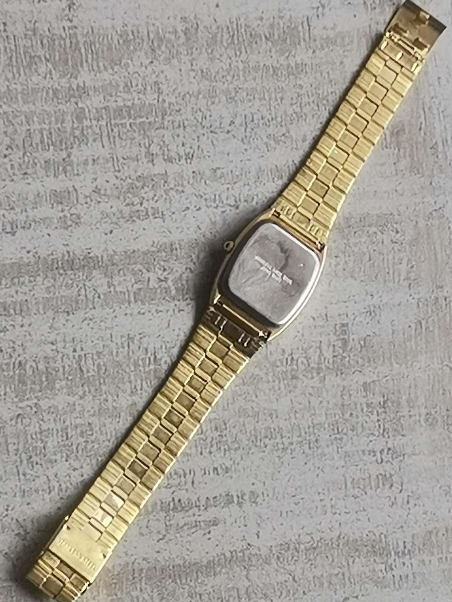 MENS GOLD RICARDO WATCH IN EXCELLENT WORKING CONDITION