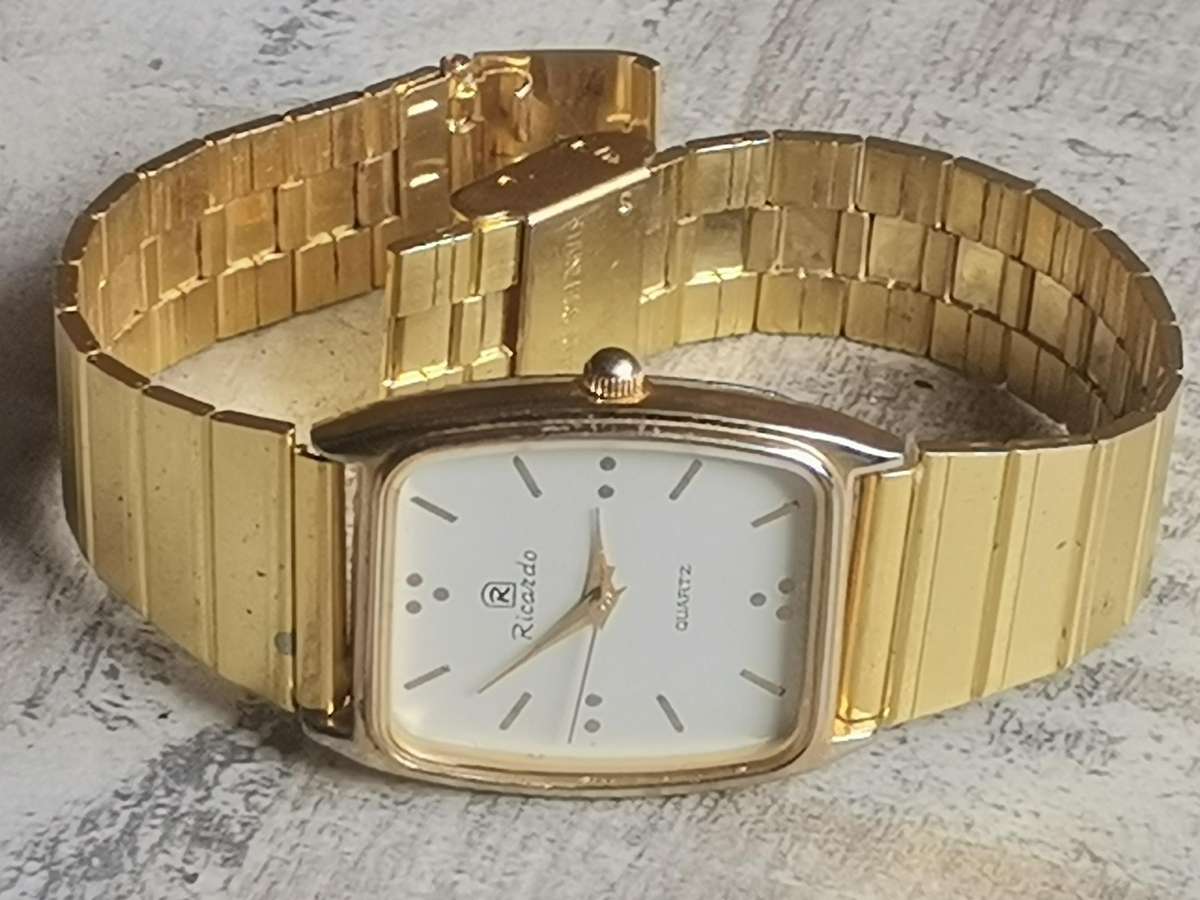 MENS GOLD RICARDO WATCH IN EXCELLENT WORKING CONDITION