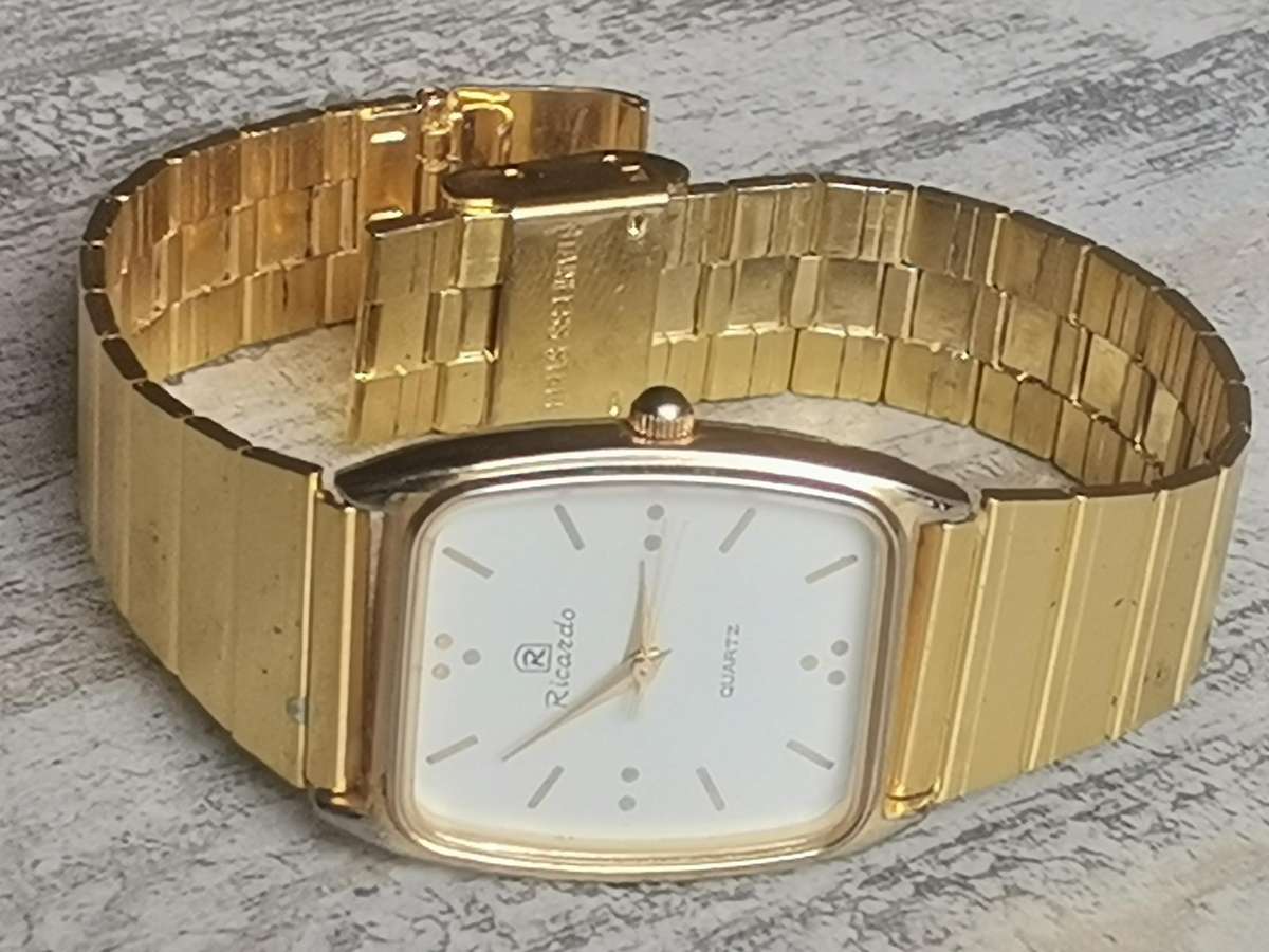 MENS GOLD RICARDO WATCH IN EXCELLENT WORKING CONDITION