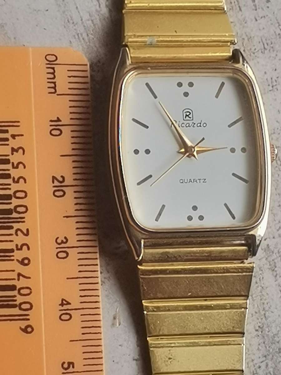 MENS GOLD RICARDO WATCH IN EXCELLENT WORKING CONDITION