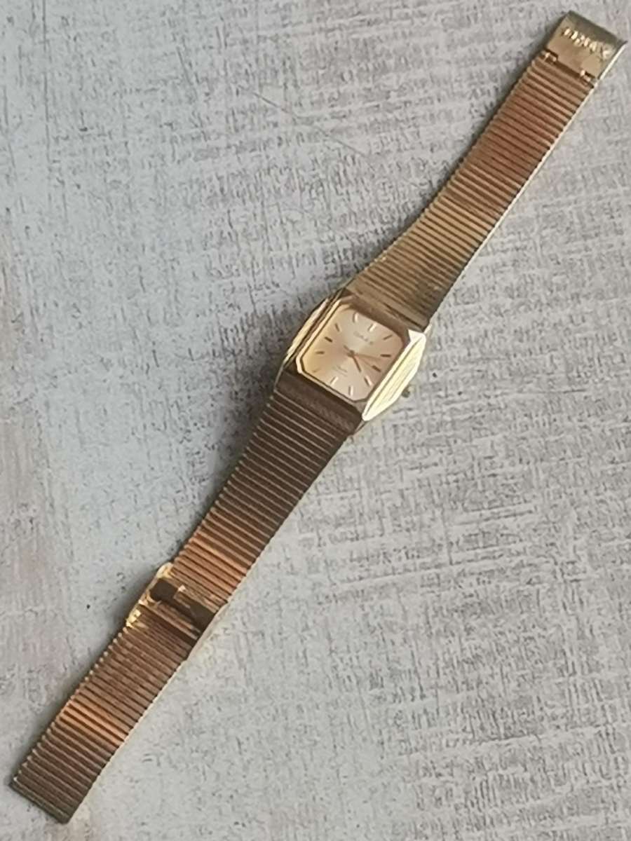 LADIES GOLD OMAX WATCH IN EXCELLENT WORKING CONDITION